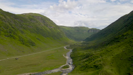 Malerische-Naturlandschaft,-Während-Eine-Einzelne-Straße-Durch-Das-Grüne-Tal-Führt