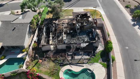 el fuego destruyó una casa de lujo con piscina en el vecindario del club de golf.