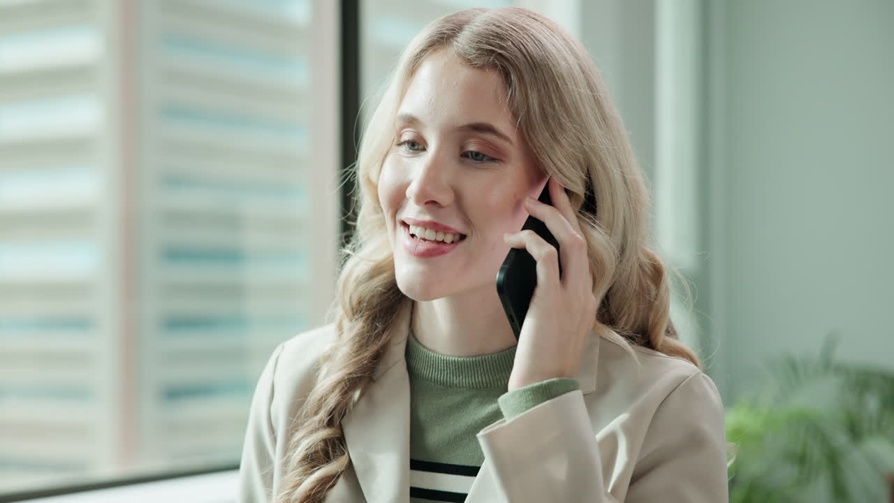 사무실에서 전화 통화를 하는 사업가