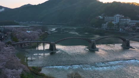 japão, ponte iwakuni kintaikyo, cena do amanhecer sobre a paisagem