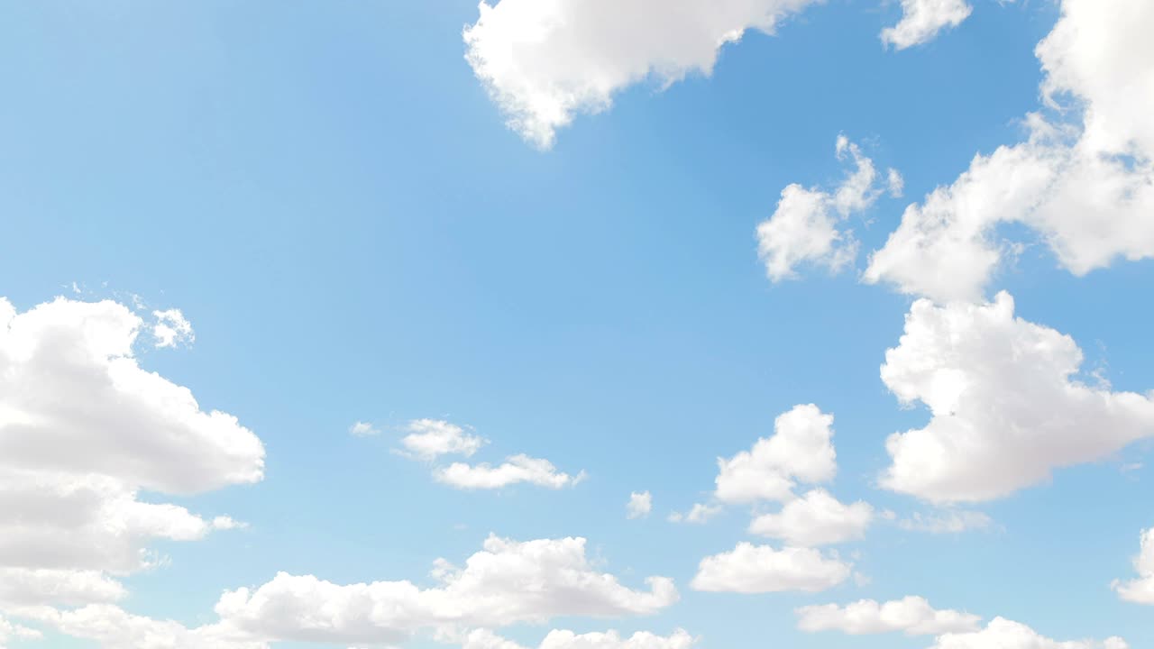 푸른 하늘 위의 하 구름의 루프 (time lapse movement, 기후 변화)
