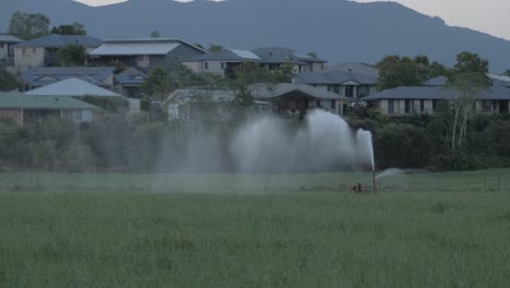 Aspersor-En-Plantas-De-Riego-De-Campo---Advertencia-De-Montaje-En-Rango-De-Tweed,-Australia---Cerrado-Debido-A-La-Pandemia-De-Coronavirus---Cámara-Lenta