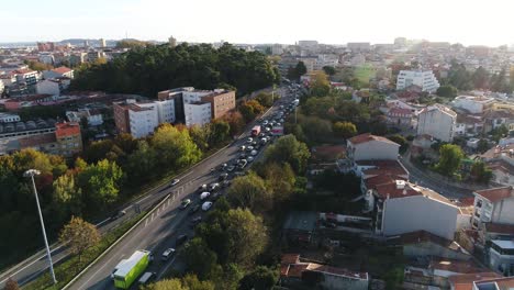 Tráfico-A-Lo-Largo-De-La-Vista-Aérea-De-La-Carretera