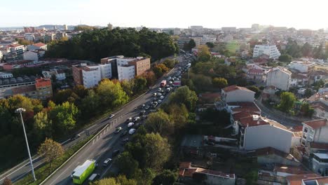 tráfico a lo largo de la carretera vista aérea