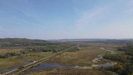 Bahngleise-Durch-Die-Wilde-Amerikanische-Landschaft