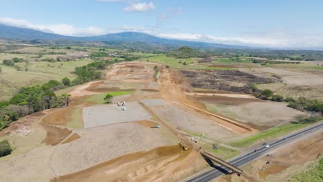 explorando un sitio de construcción plano antes de que comiencen las obras, con un disparo aéreo de dron, movimiento hacia adelante