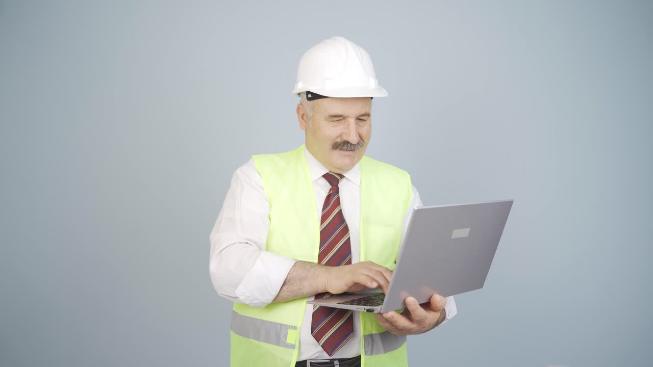 el ingeniero asintió a la cámara.