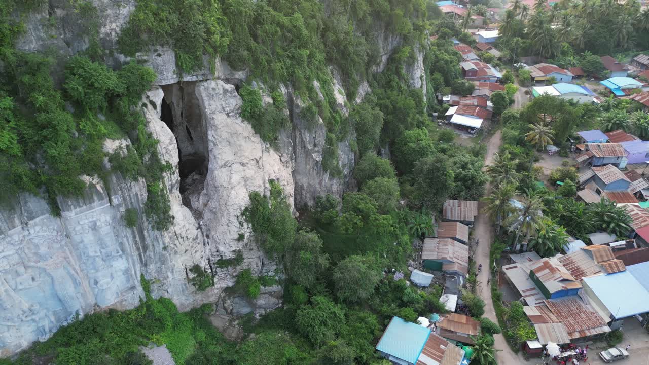cambodia battambang phnom sampeau murciélagos que salen de la cueva drone de alto ángulo
