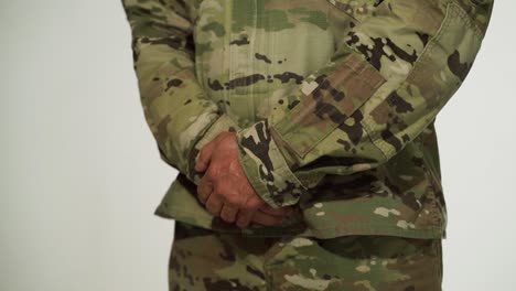 Primer-Plano-Del-Cuerpo-Medio-De-Un-Soldado-Militar