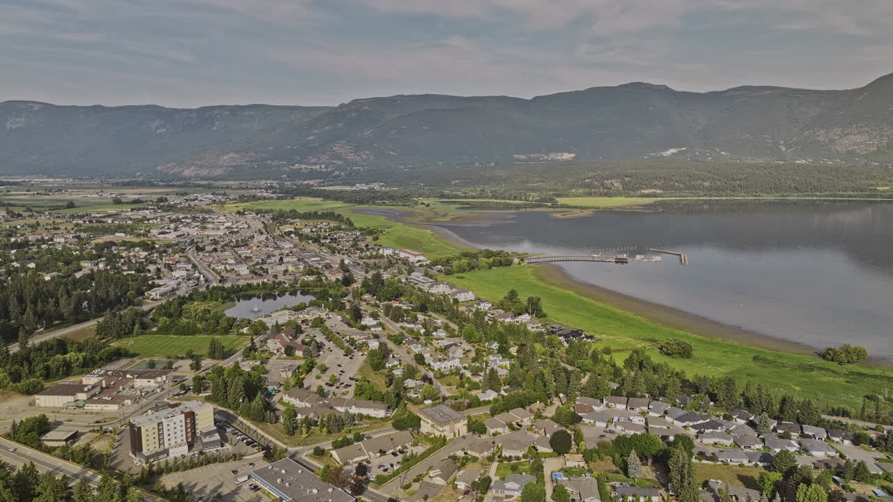 salmon arm bc 캐나다 aerial v1 드론 플라이오버 타운 센터와 주거 지역, 순수한 shuswap 호수와 산 풍경의 숨막히는 풍경을 포착 - mavic 3 pro cine로 촬영 - 2023 년 7 월