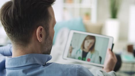 primer plano del hombre teniendo una videoconferencia con el doctor