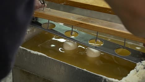 fabricación de velas con cera de abeja