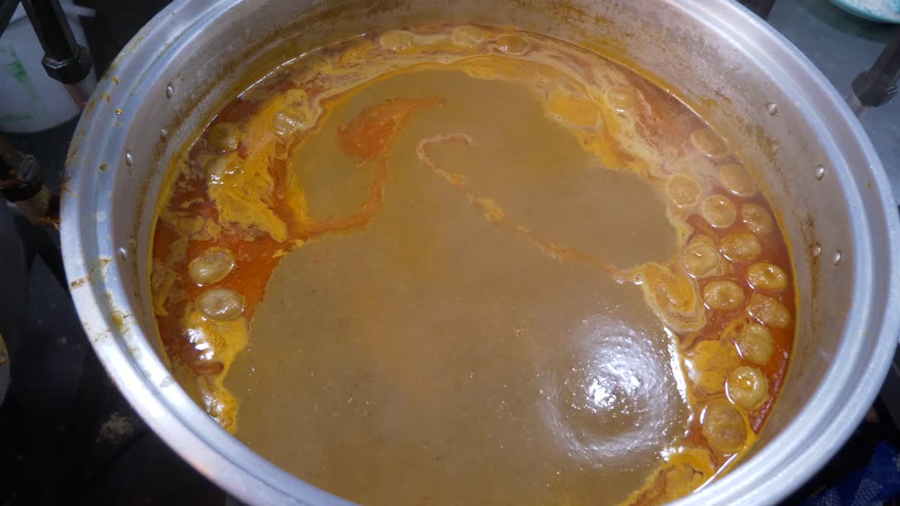 스트리트 푸드 나이트 마켓에서  ⁇ 는 카리 피쉬볼 수프 요리 레시피 아시아 태국