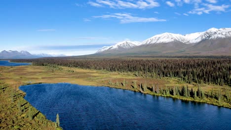 vista aérea de los lagos en el interior de alaska con montañas nevadas