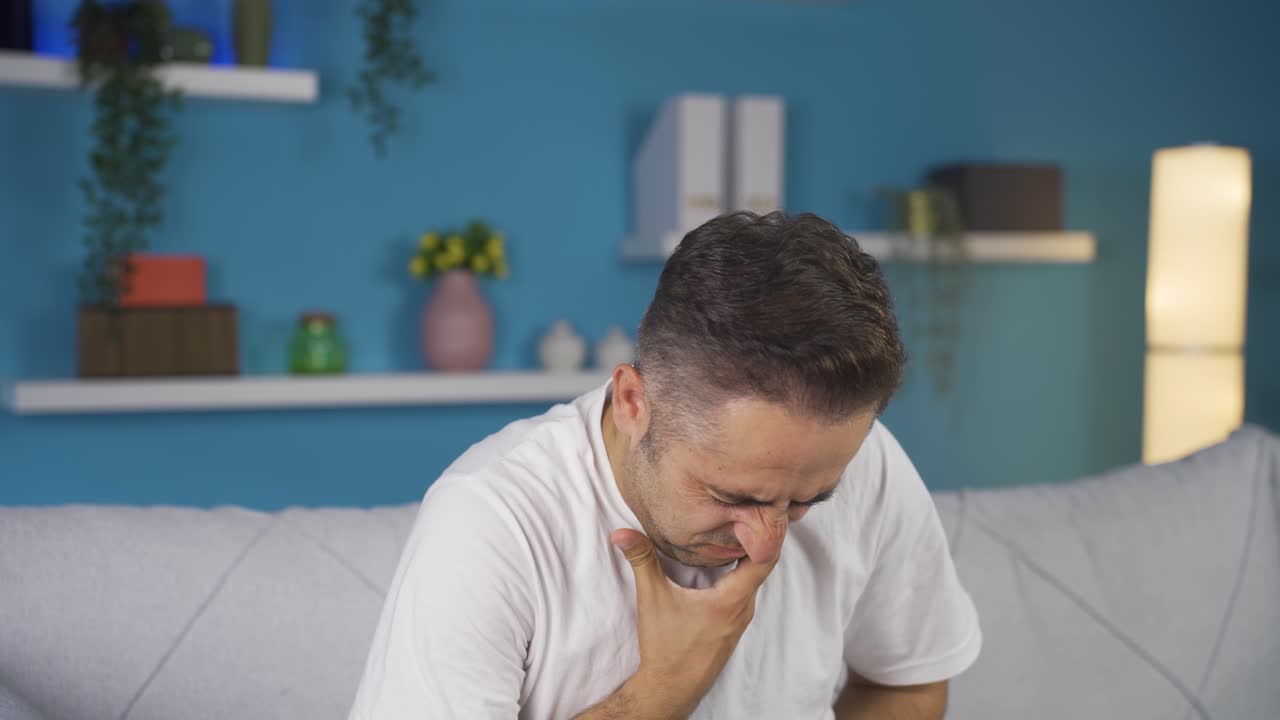 hombre con náuseas.