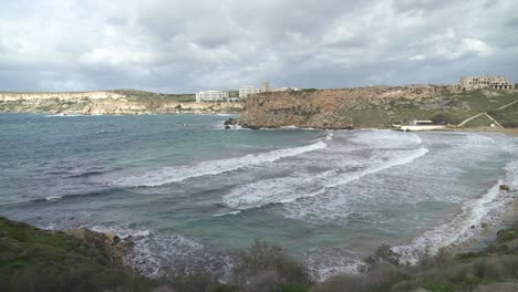 Foto-Panorámica-De-La-Bahía-De-Ghajn-Tuffieha-Con-Fuertes-Vientos-Que-Soplan-Sobre-El-Mar-Mediterráneo