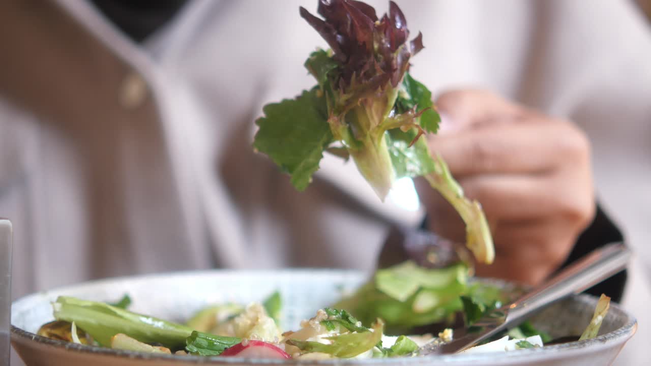 러드를 먹는 사람