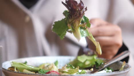 persona comiendo una ensalada