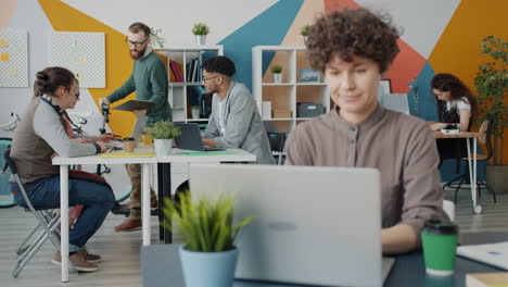 colaboración moderna en las oficinas