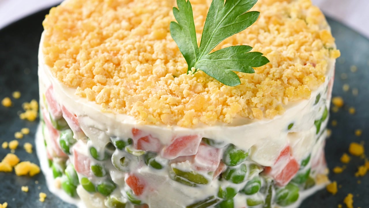 Insalata russa o insalata Olivier per la cena di Natale in rotazione