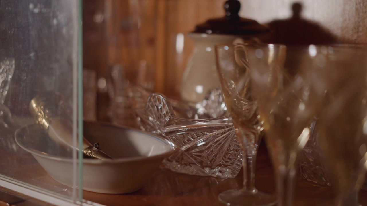 Stylish beverage display. Elegant presentation of drinks amid luxurious decor and luminous lighting. Refined ambiance highlighting shimmering crystalware and sophisticated golden accents