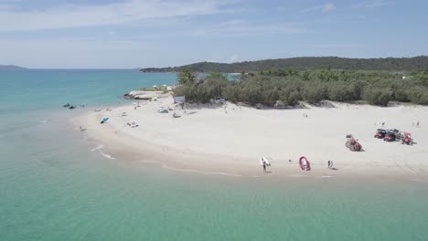 La-Gente-Se-Dedica-A-La-Actividad-De-Deportes-Acuáticos-En-El-Escondite-Y-Alojamiento-De-Great-Keppel-Island-En-Keppels,-Australia