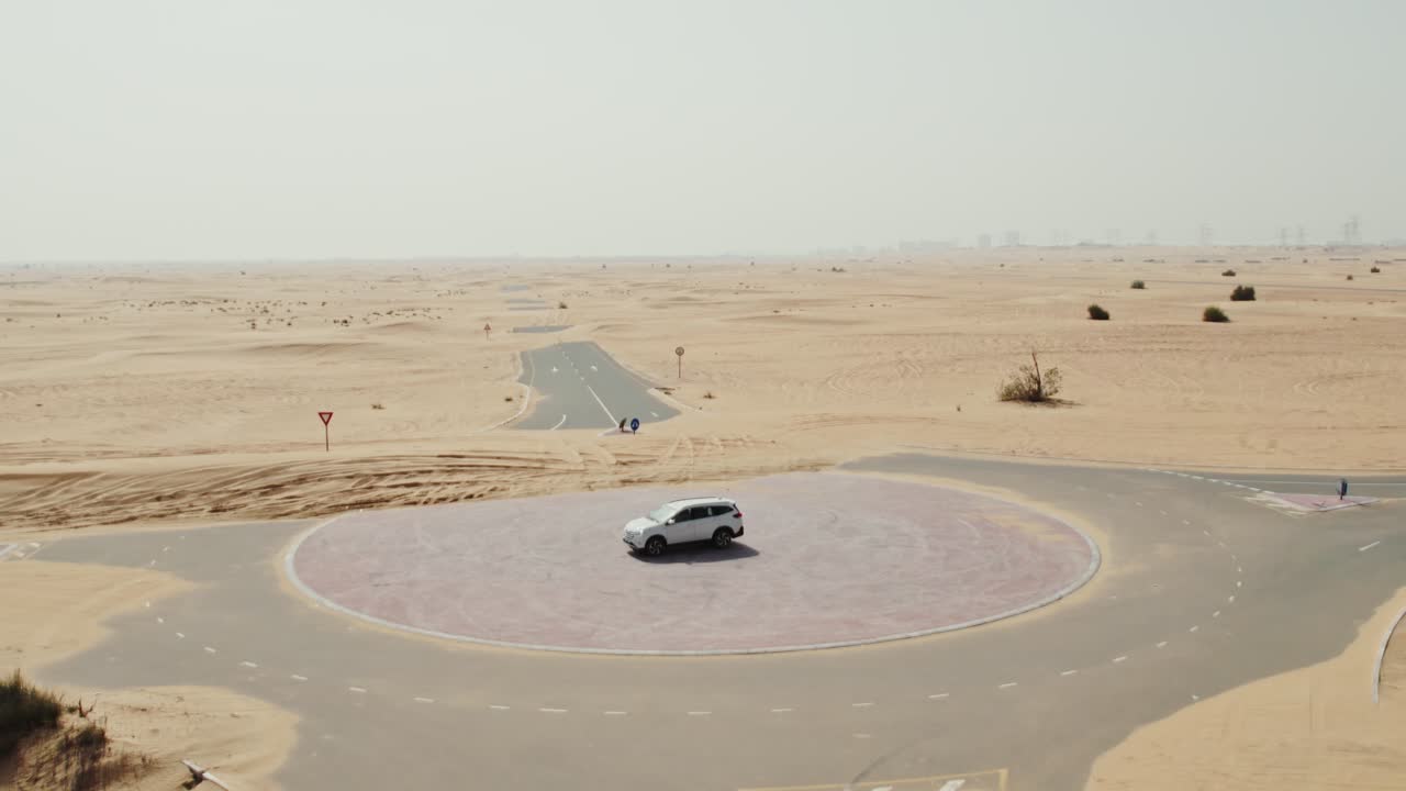 coche blanco en el camino del desierto