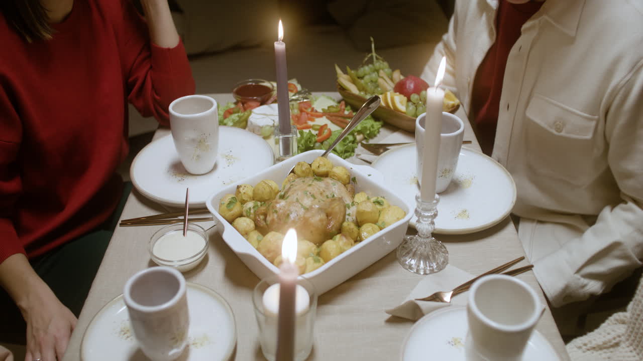 거실에서 새해 전날 축제.