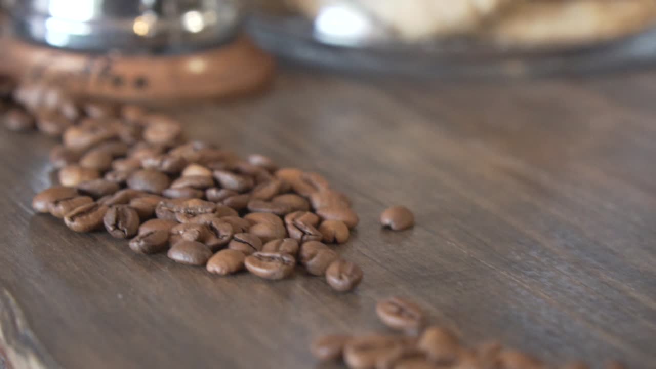 hermosos granos de café dorados listos para preparar - cerrar