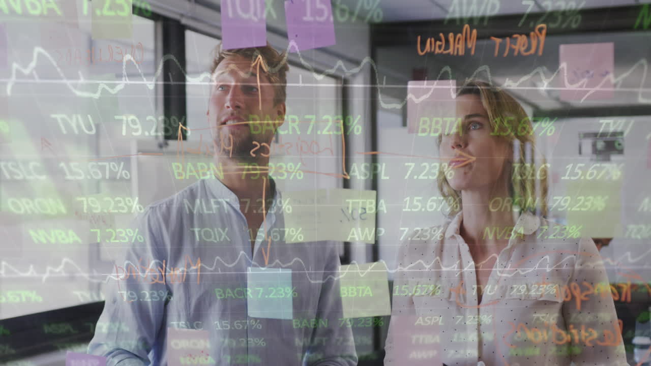 animación de la interfaz con gráficos y datos con hombre y mujer tormenta de ideas en la oficina