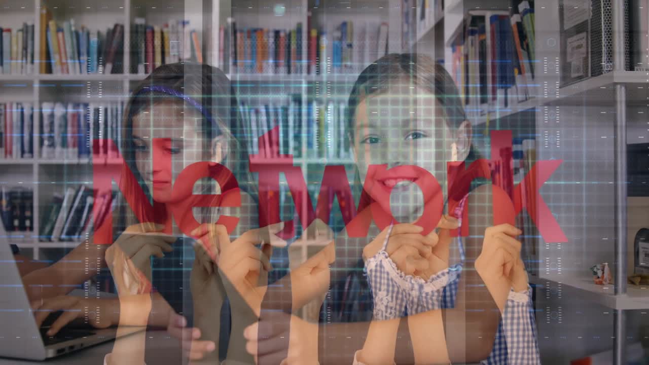 Tres estudiantes con dispositivos en una biblioteca, creando una malla de red que se convierte en el texto rojo 'Network'.