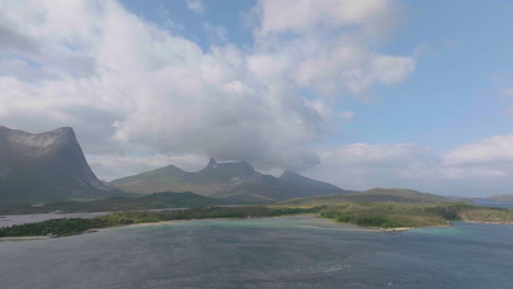 Paisaje-Idílico-De-La-Montaña-Y-El-Fiordo-Stortinden-En-Noruega---Toma-Aérea-De-Drones