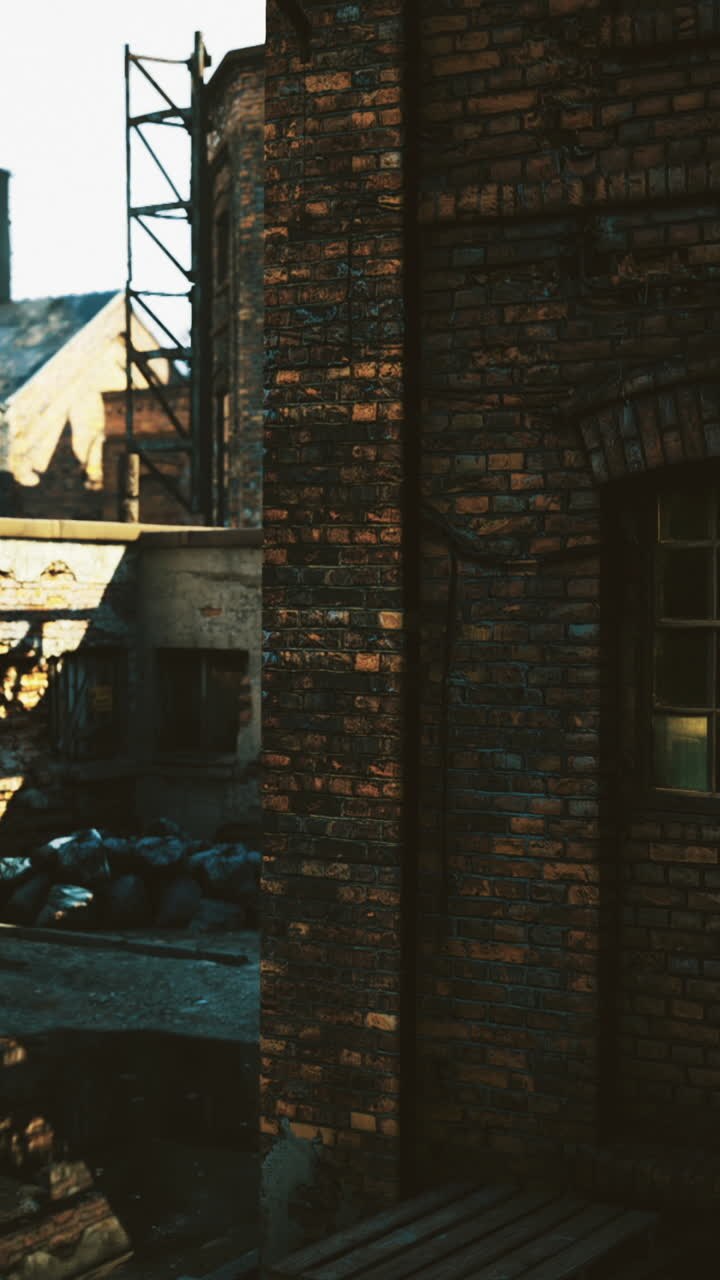 Il crepuscolo illumina l'architettura urbana con giochi di ombre allungate