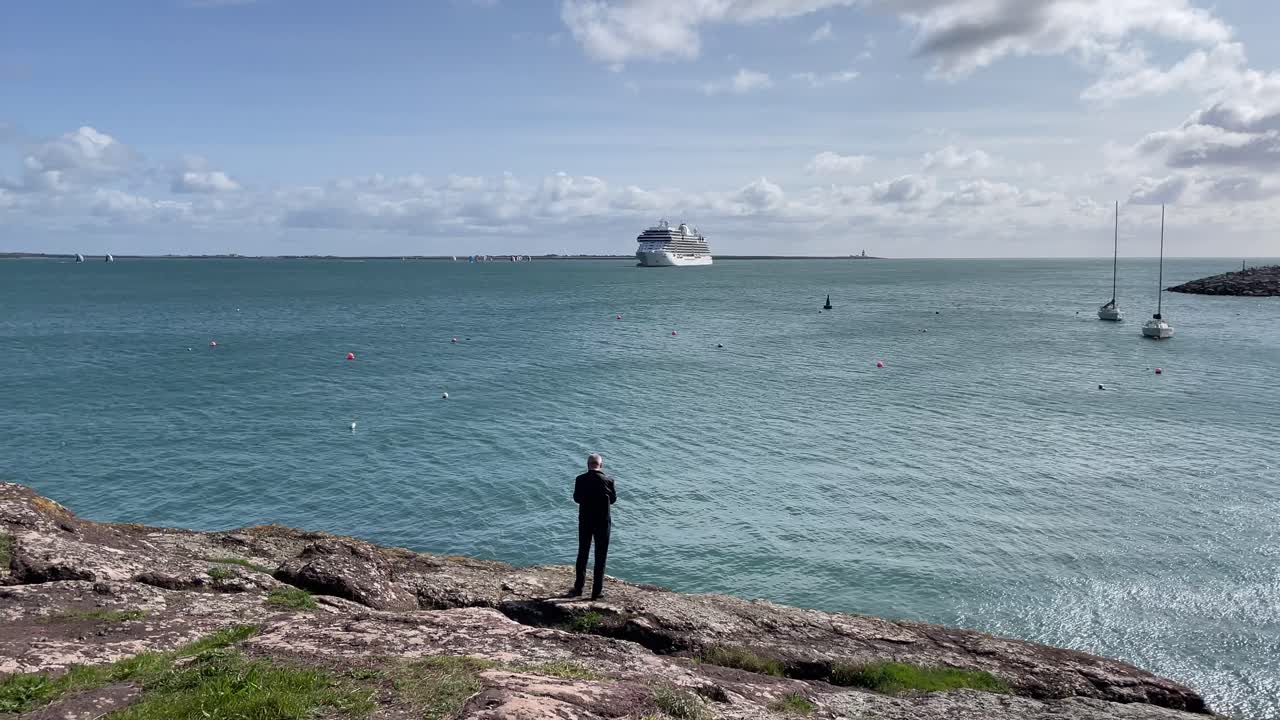 던모어 이스트 워터포드 남자는 깊은 생각에 잠겨 항구에 정박한 크루즈 선박을 바라보고 여름 날