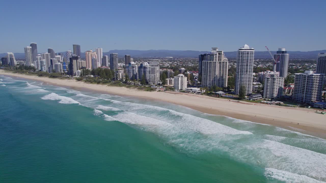 surfers paradise y broadbeach en gold coast, qld, australia - toma aérea de drones