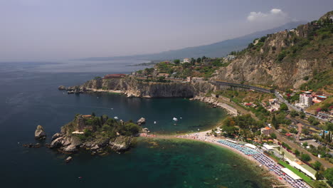 Drohnenaufnahme-Von-Isola-Bella,-Einer-Kleinen-Insel-In-Der-Nähe-Von-Taormina,-Sizilien,-Süditalien