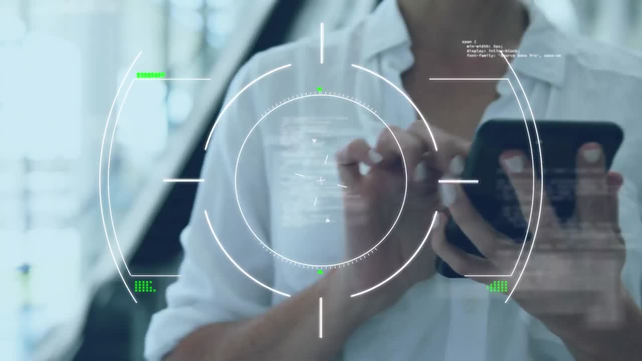 animación de escaneo de alcance, procesamiento de datos sobre una mujer de negocios que usa un teléfono inteligente