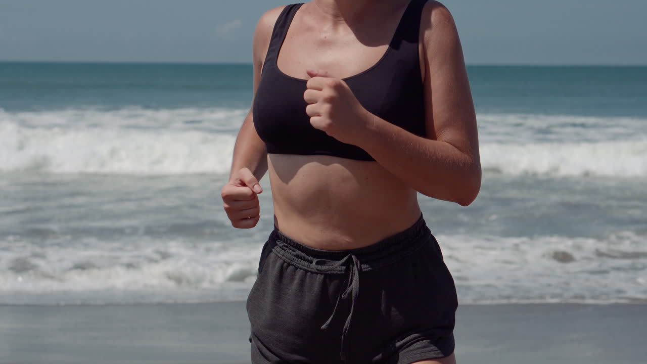 mujer corriendo en la playa