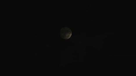 luna en un día nublado