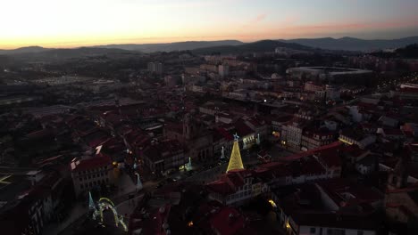 Christmas-tree,-city-Aerial-View