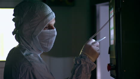 trabajador de la fábrica que opera el panel de control. ingeniero que opera el monitor de pantalla táctil