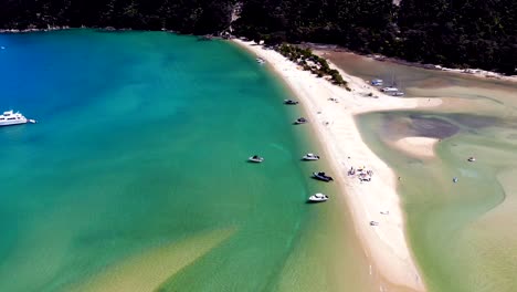 Boote-Vor-Anker-Auf-Klarem-Wasser-Am-Weißen-Sandstrand-Im-Able-Tasman-Nationalpark