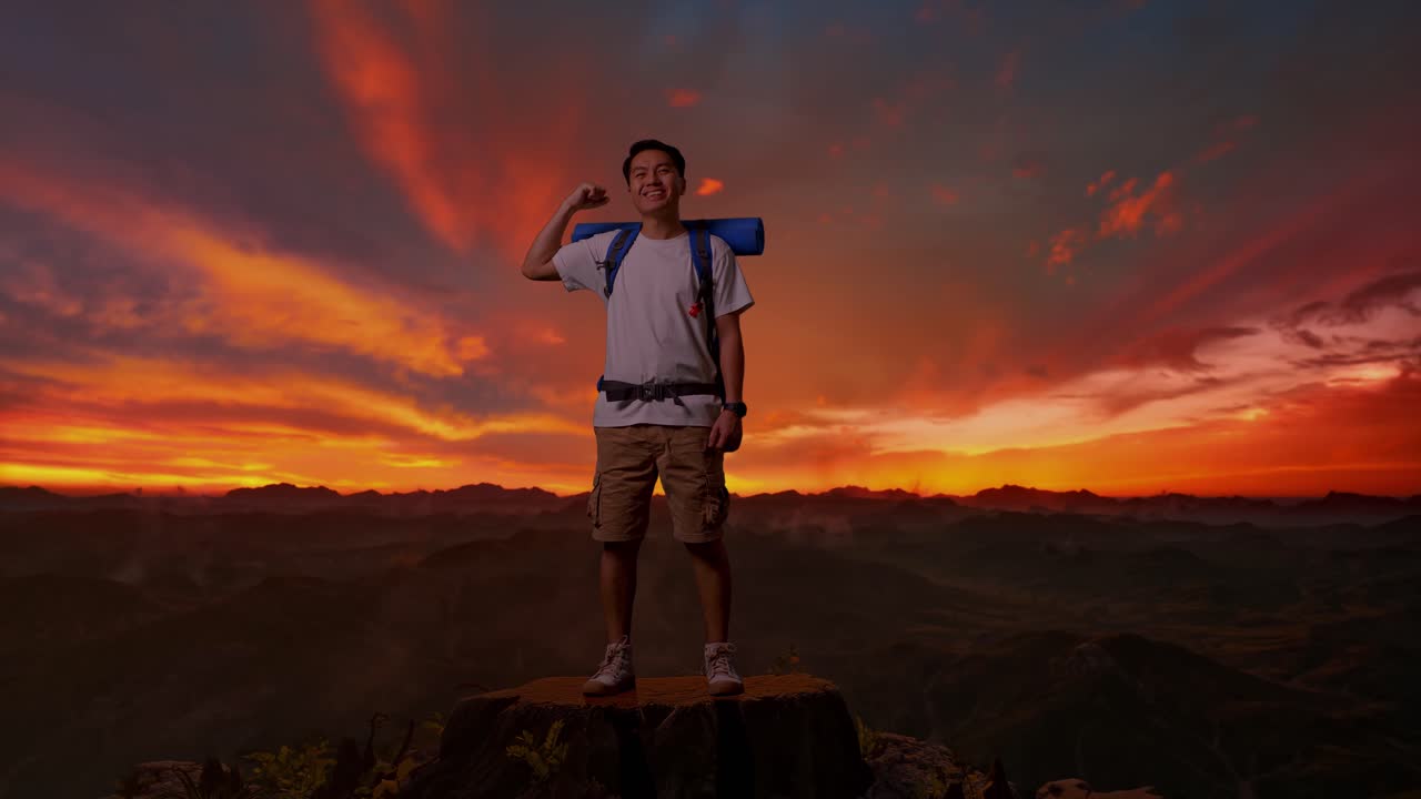 un caminante feliz en la cumbre de la montaña al atardecer