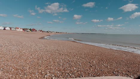 Olas-Rompiendo-Suavemente-En-La-Playa-De-Guijarros-Vacía-En-Pevensey,-En-El-Sur-De-Inglaterra