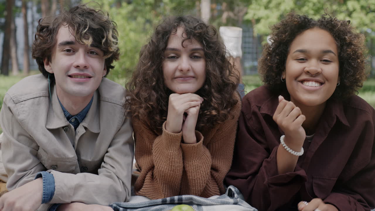 amigos disfrutando de un picnic en el parque