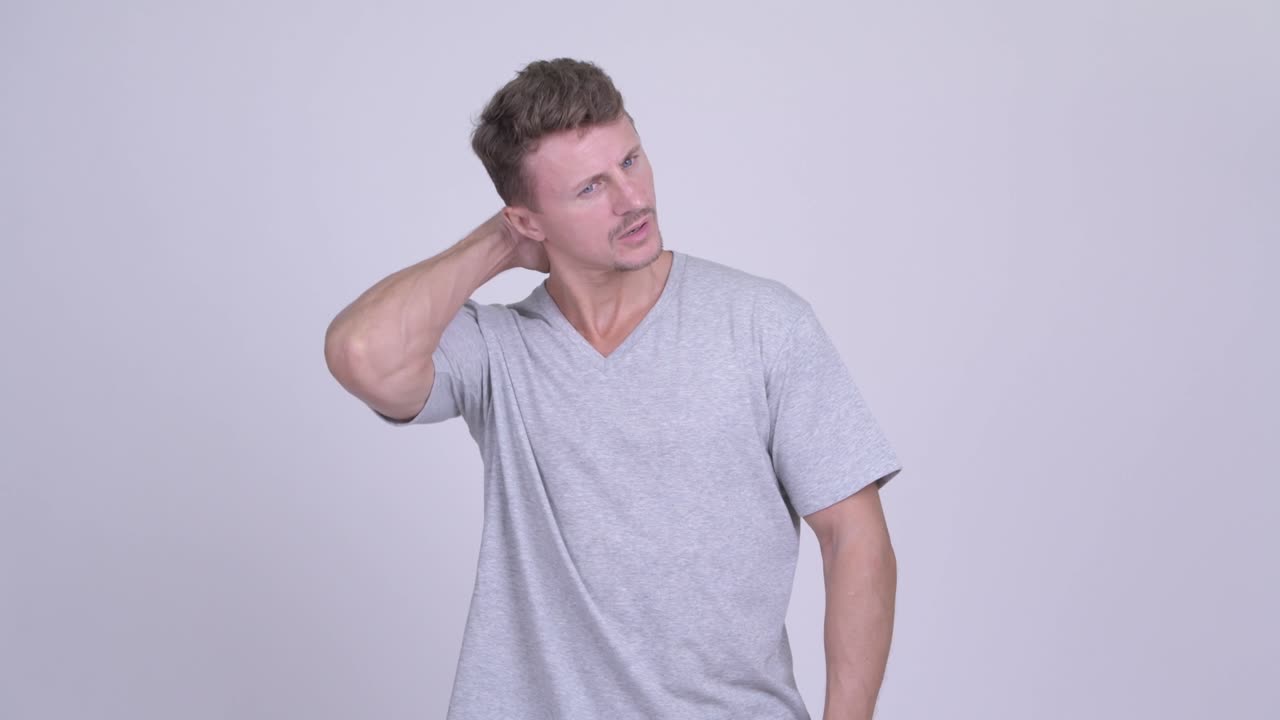 hombre barbudo estresado