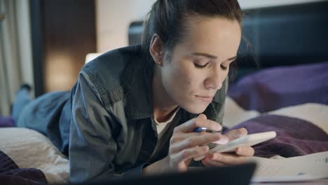 Mujer-De-Negocios-Enfocada-Que-Trabaja-Con-Teléfono-Y-Documentos-En-Casa