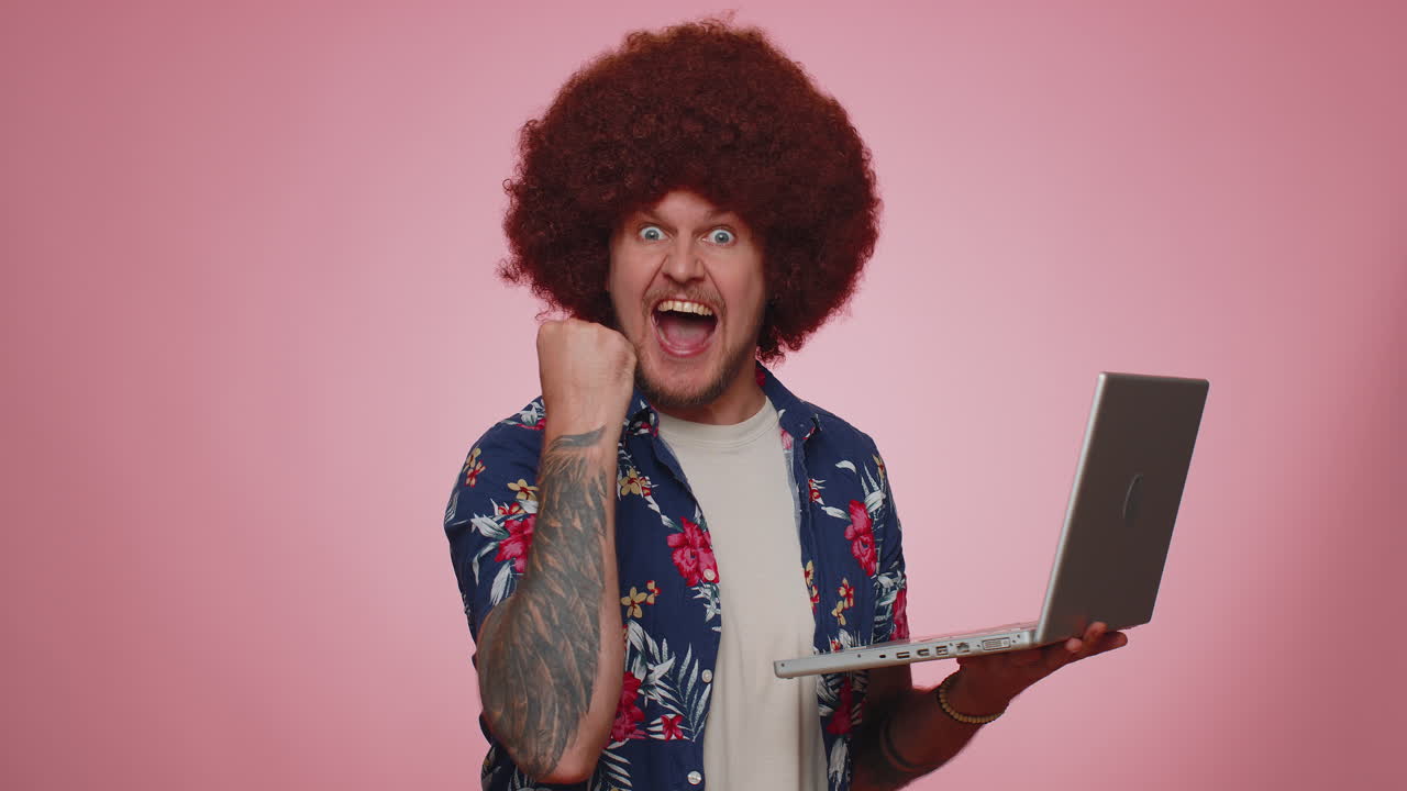 hombre feliz trabajando en una computadora portátil ganando la lotería, celebrando el éxito, compras en línea