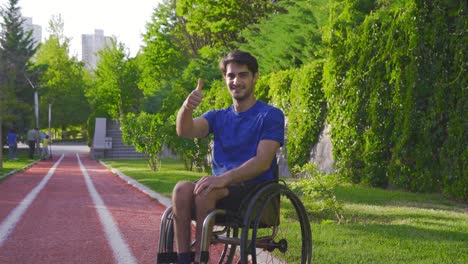 Behinderter-Junger-Mann,-Der-Im-Freien-Sport-Treibt.