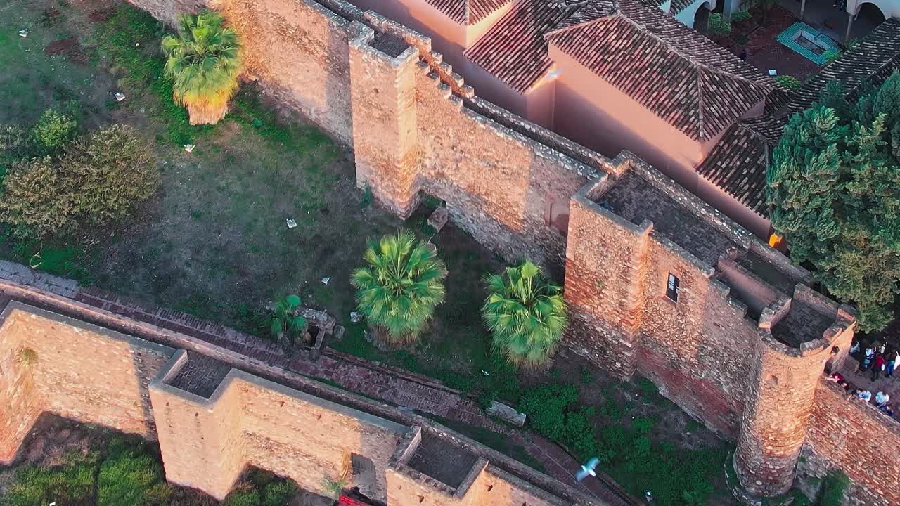 Esplora le mura storiche e i tetti di Malaga, in Spagna